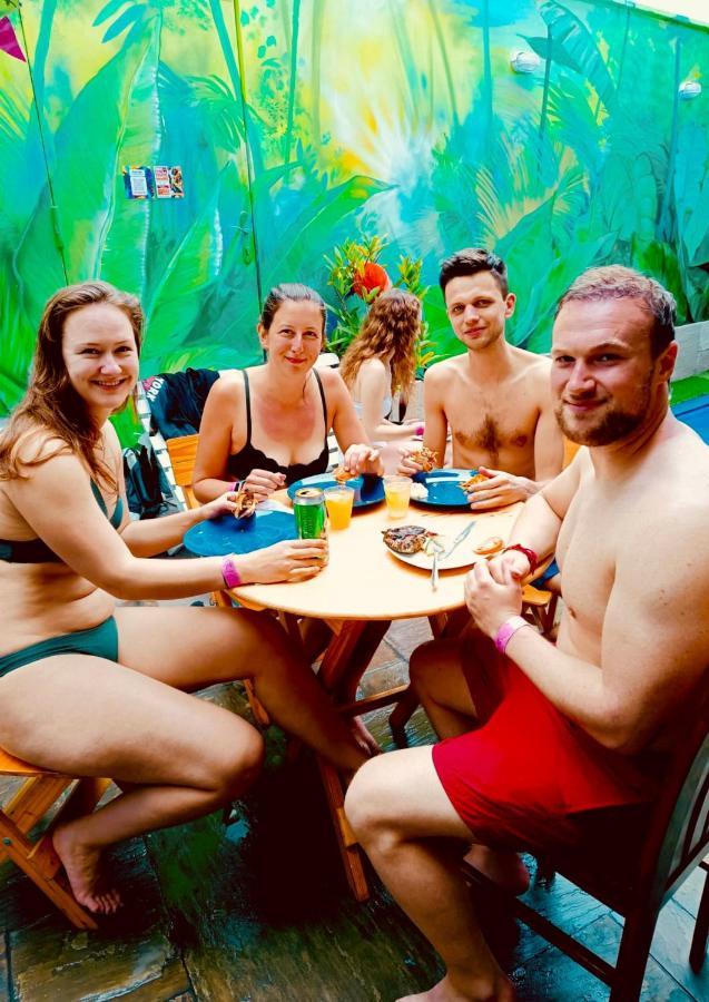 Rainbow Hostel Лима Екстериор снимка